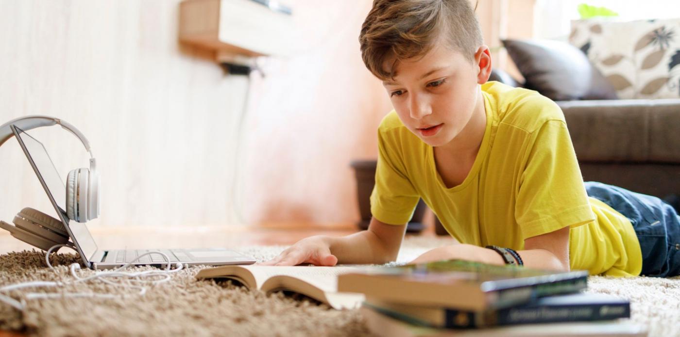 leggere libro libri bambino adolescente studiare studia legge libro lettrice lettori lettore casa