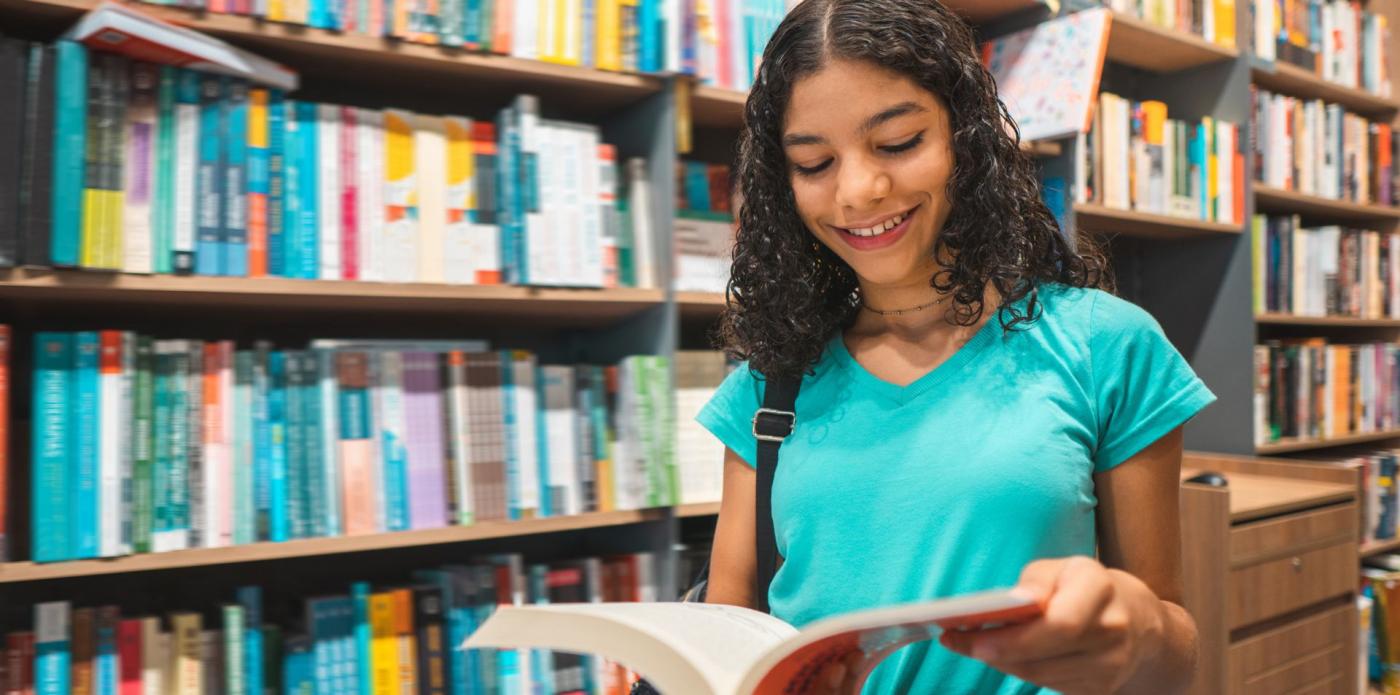 leggere libro libri ragazza ragazzi giovane adolescente legge libro lettori lettrici biblioteca libreria studiare