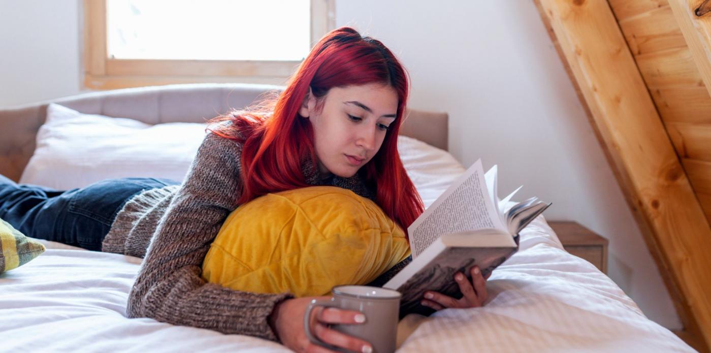 lettura libri leggere ragazza adolescente giovane legge libro lettori lettrici lettrice casa inverno tazza