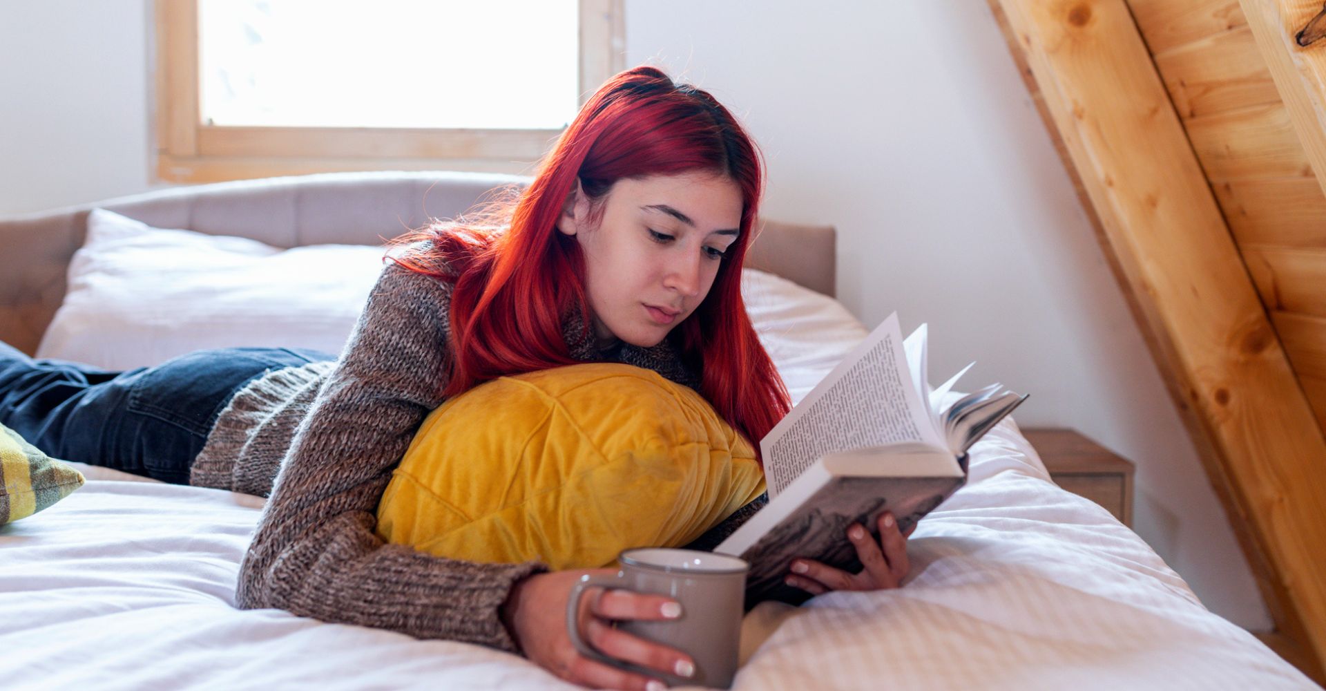 lettura libri leggere ragazza adolescente giovane legge libro lettori lettrici lettrice casa inverno tazza