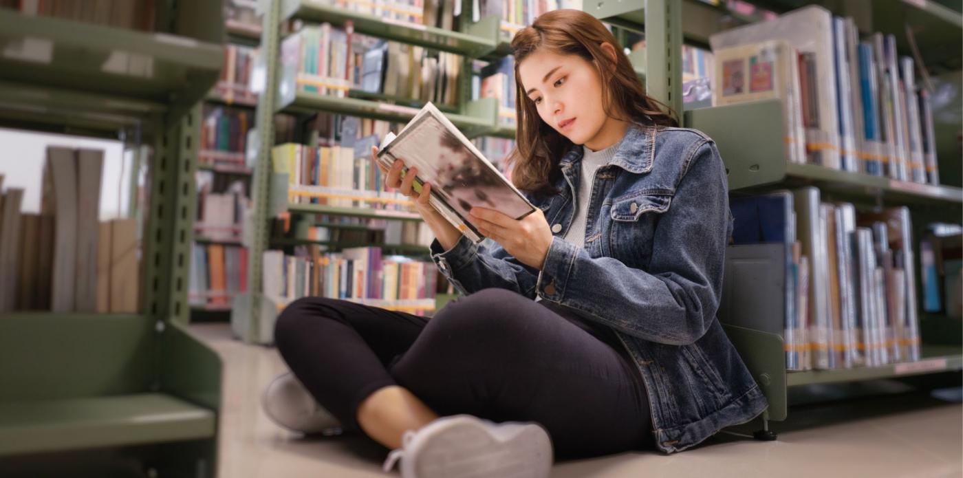 libreria biblioteca lettura libri leggere ragazza adolescente giovane legge libro lettori lettrici lettrice