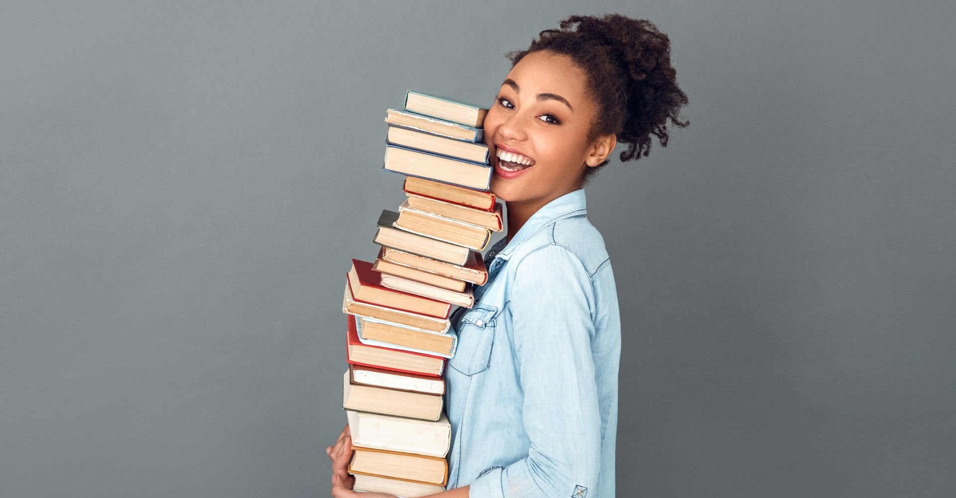 lettura libri ragazza adolescente giovane legge libro lettori lettrici lettrice pila di libri
