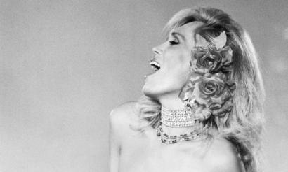 Oltre i concetti di arte e di amore: Amanda Lear e la sua (straordinaria) vita con Salvador Dalí