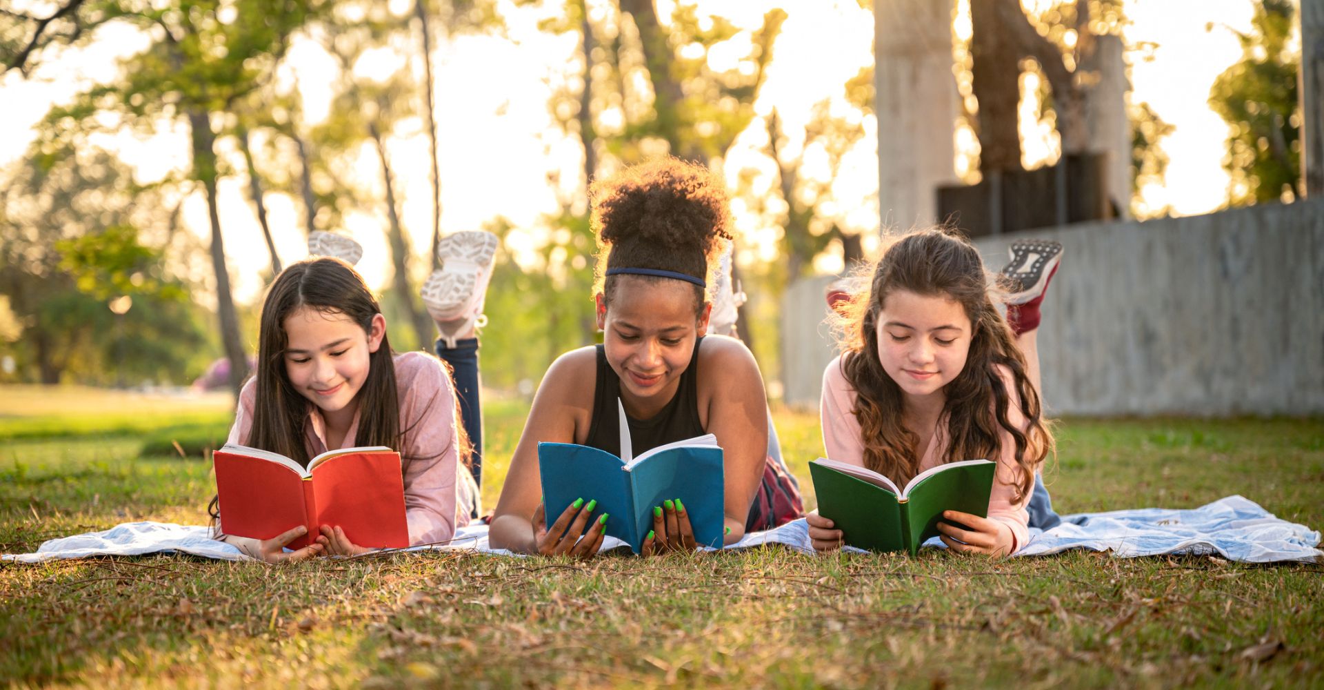 Consigli di lettura alternativi per l'estate a ragazzi e ragazze delle scuole medie