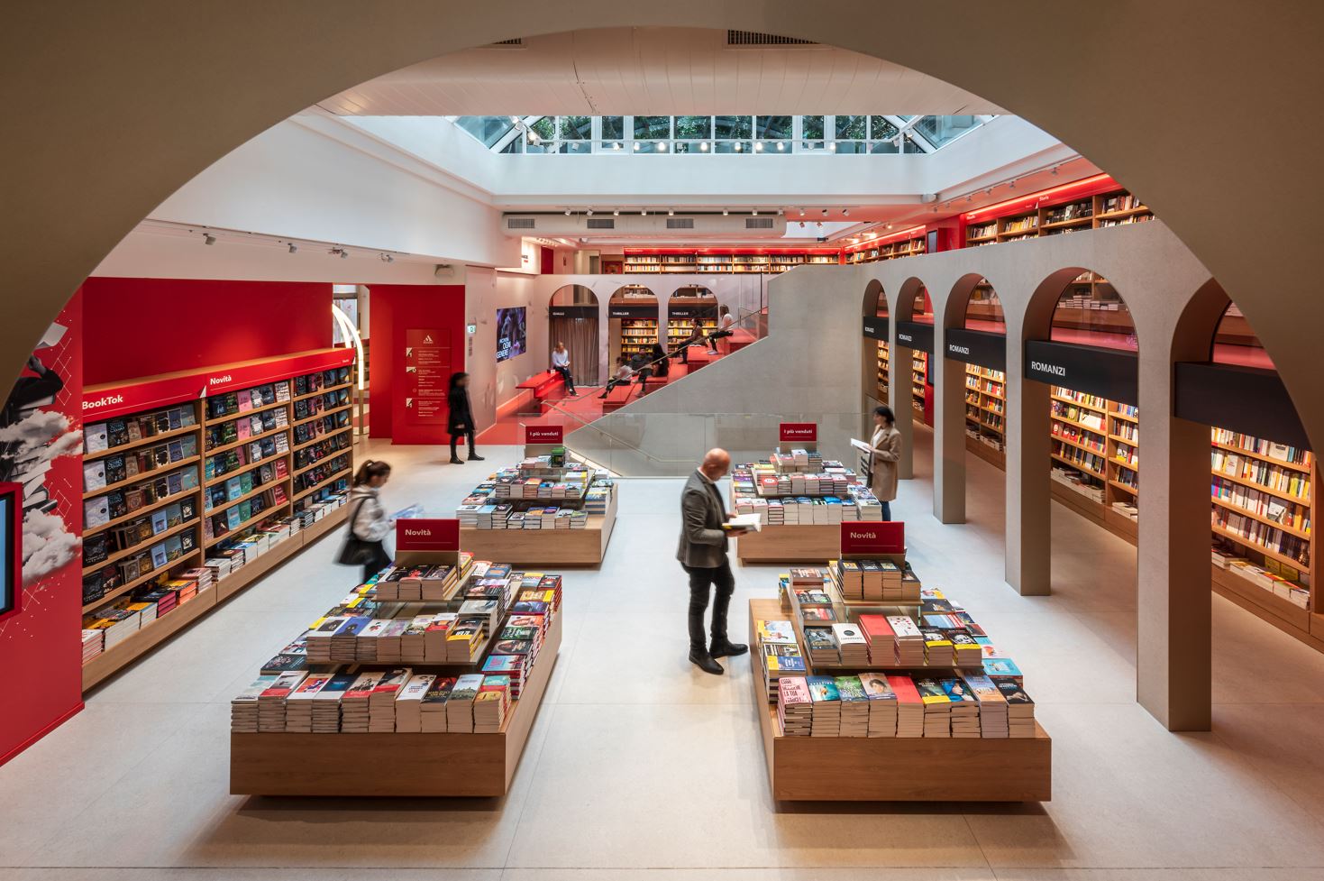 Libreria chiusa, no aperta: «Clienti fuori, i libri li diamo noi» - Cronaca