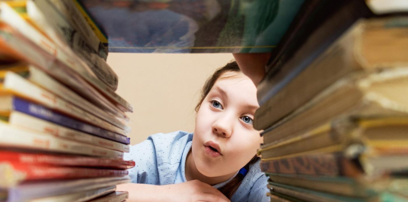 Bambina curiosa tra i libri