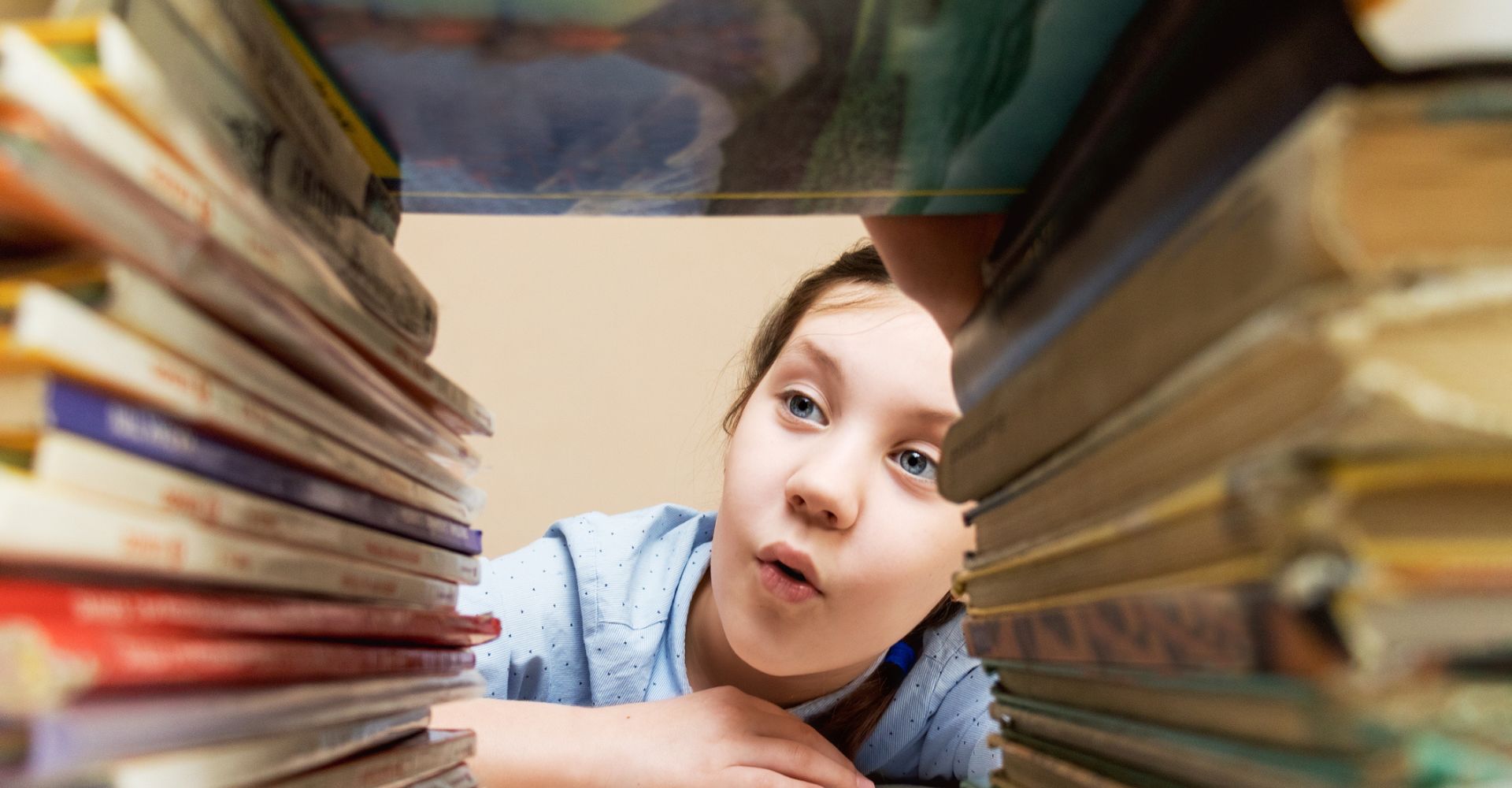 Bambina curiosa tra i libri