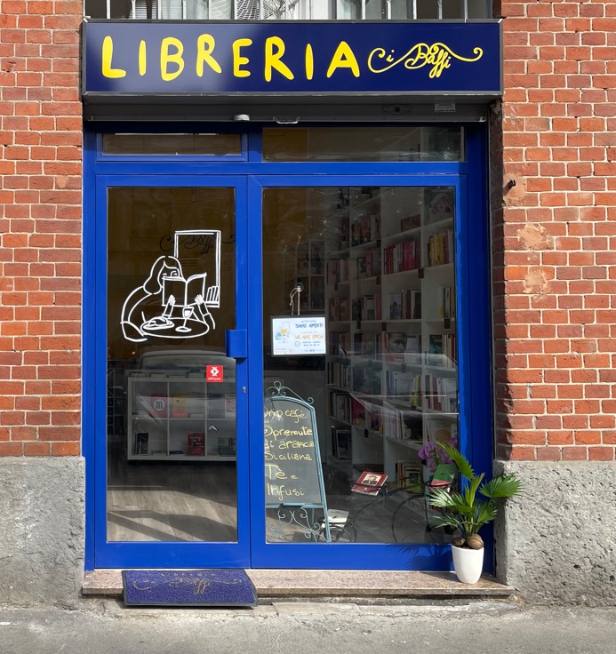 L'esterno della libreria I Baffi