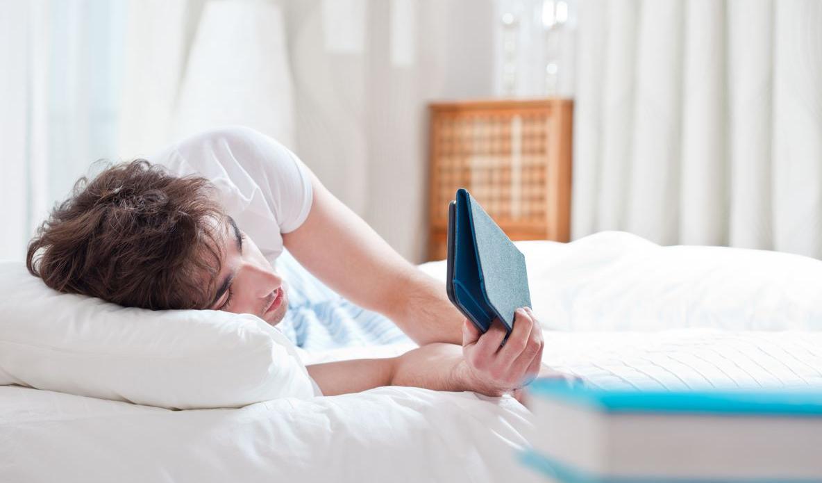ragazzo legge ebook