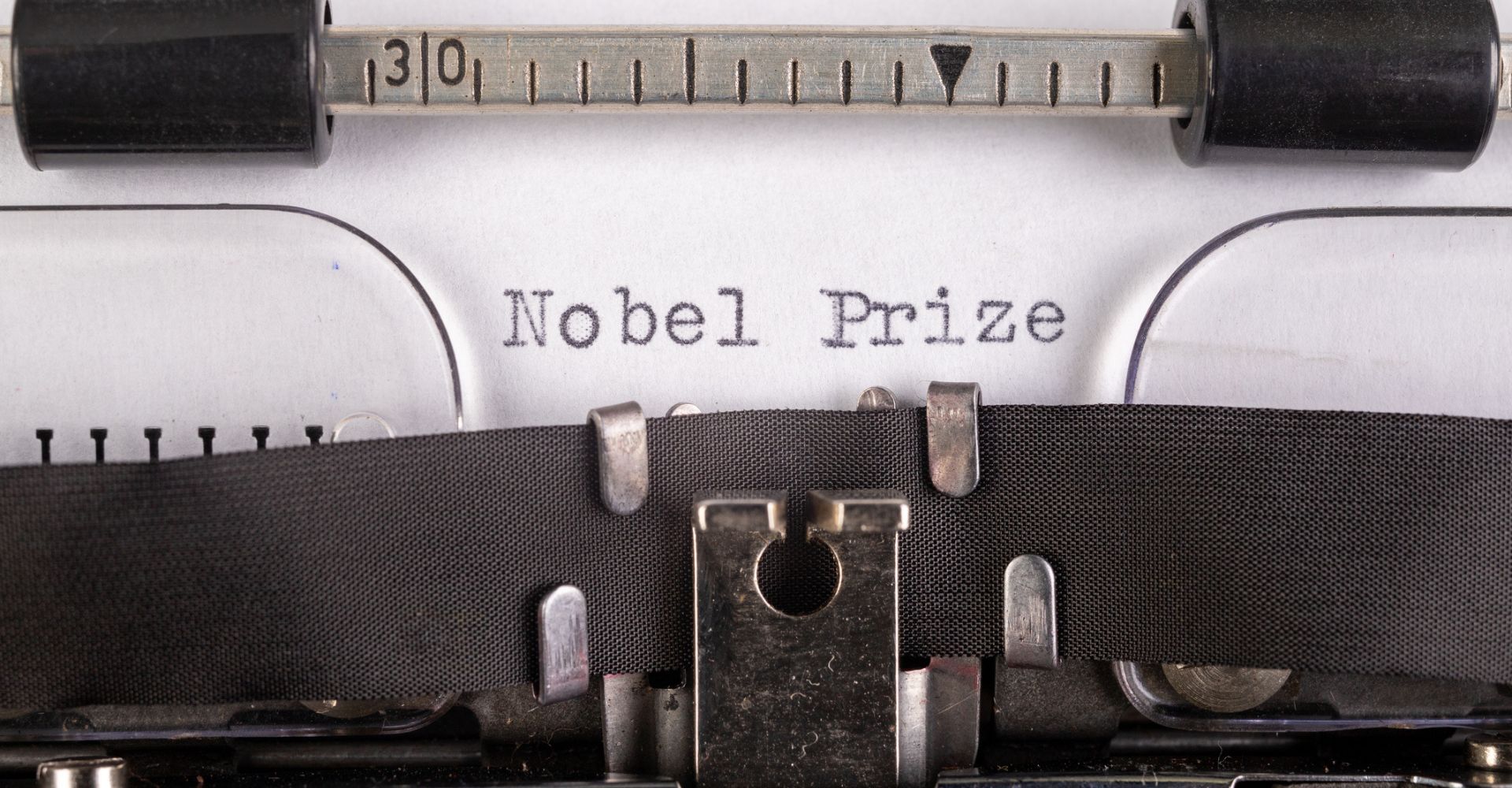 Una macchina da scrivere su cui è inserito un foglio che recita "Nobel Prize"