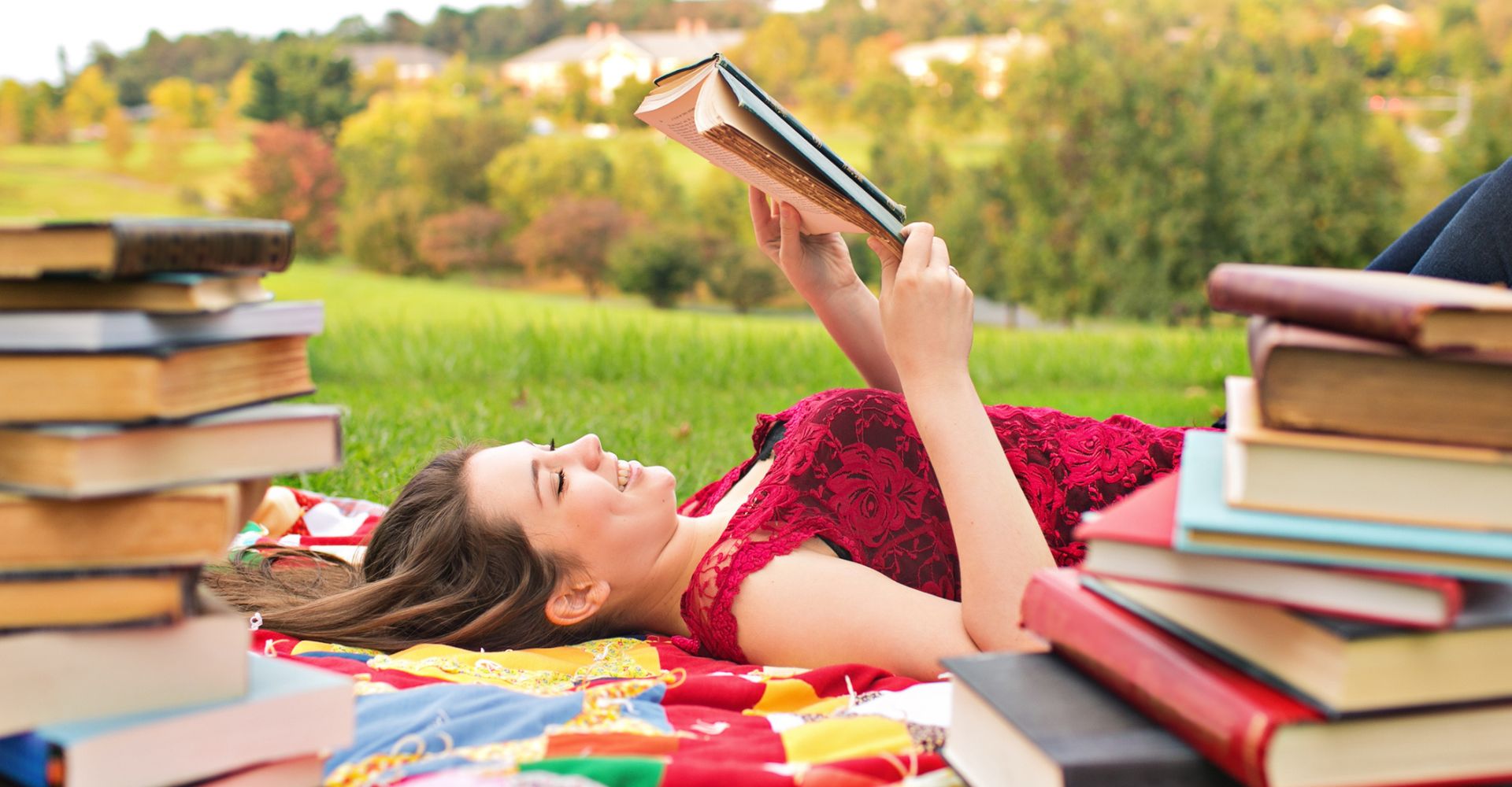 lettore, lettrice, lettura, libri, libro, leggere, natura, pila di libri