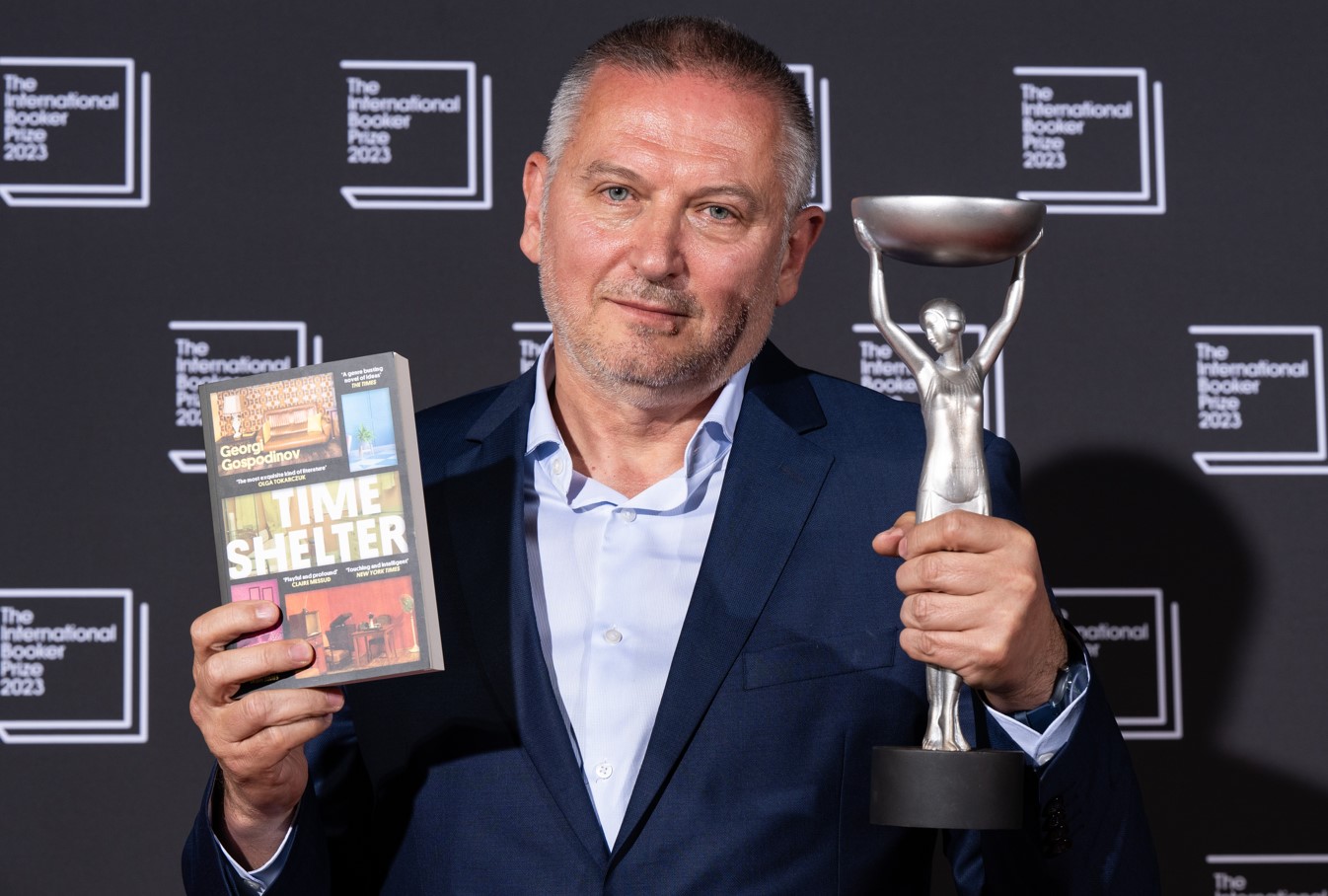 Georgi Gospodinov alla cerimonia di premiazione del Booker Prize 2023 con Time Shelter