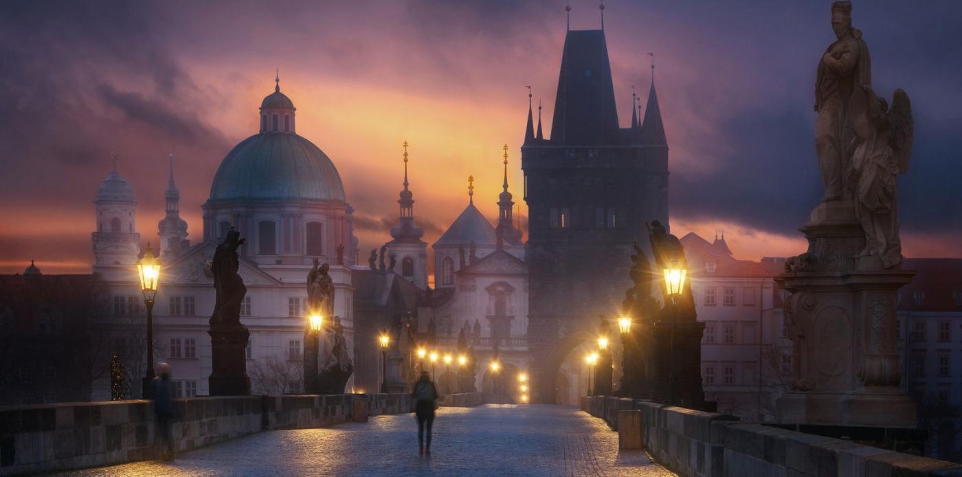 Una foto panoramica del ponte Carlo a Praga, città natale di Franz Kafka e in cui si trovano molti dei luoghi che hanno segnato la vita dello scrittore