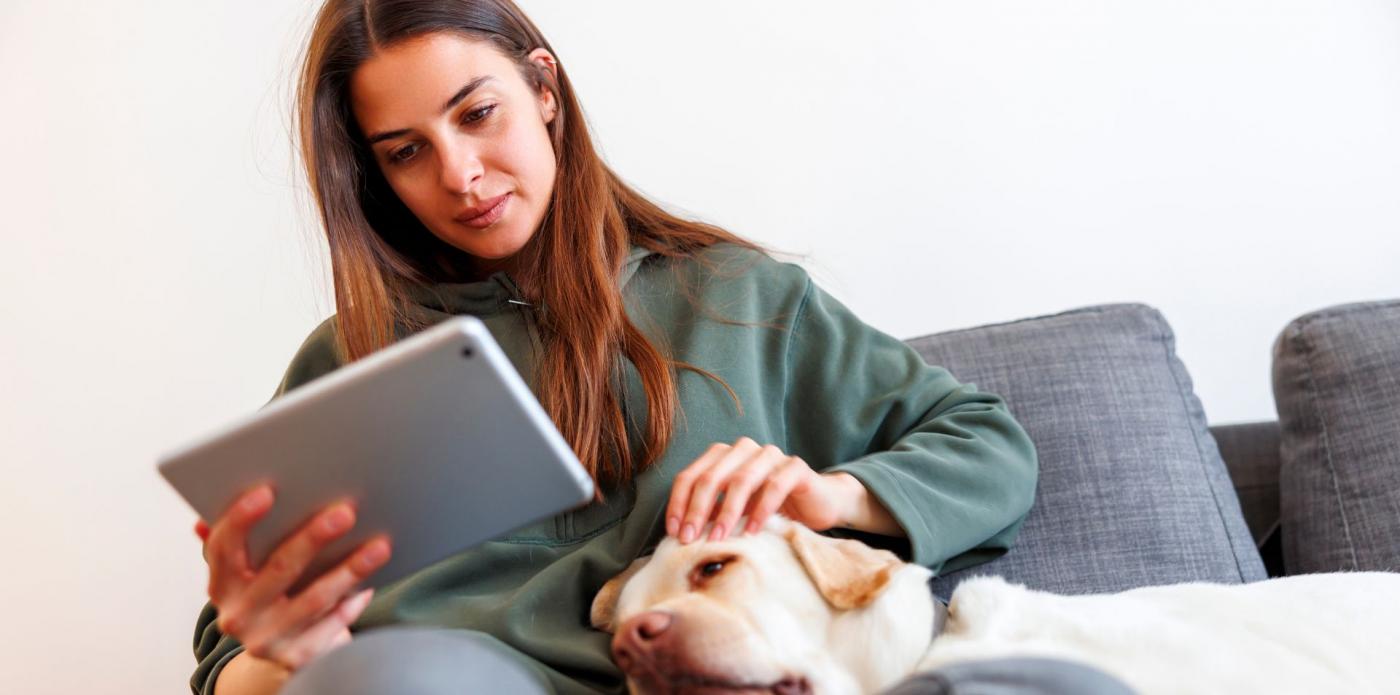 lettrice, lettore, ebook, libro digitale, lettura, cane, libri digitali