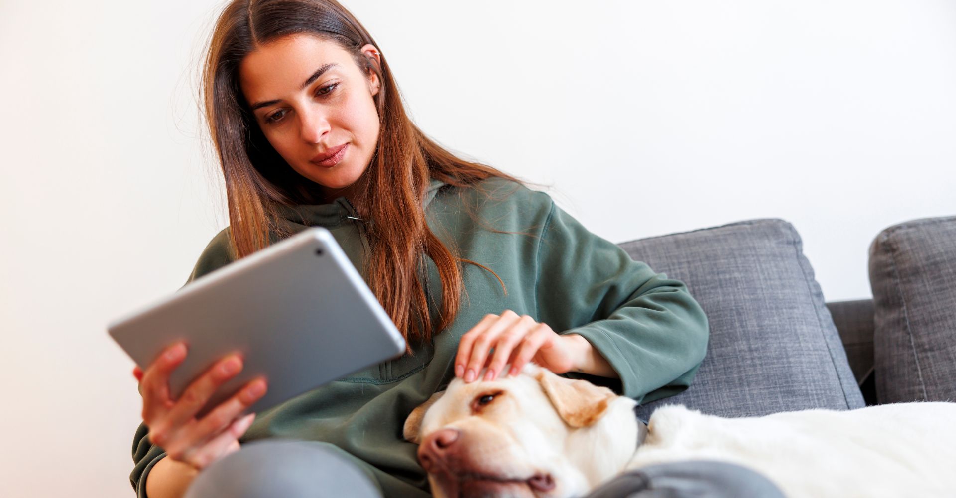 lettrice, lettore, ebook, libro digitale, lettura, cane, libri digitali