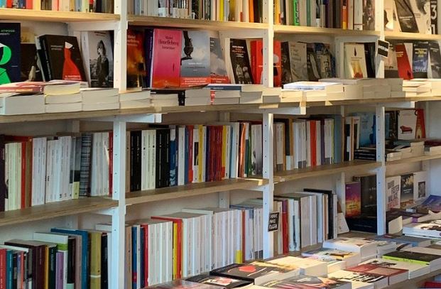 "Anche chi vende libri compie un lavoro politico": i nuovi "format" della libreria Verso di Milano