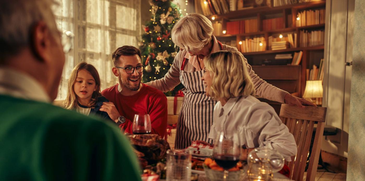 Una piccola scena imbarazzante durante la riunione di famiglia organizzata per il pranzo di Natale da una coppia con una bambina