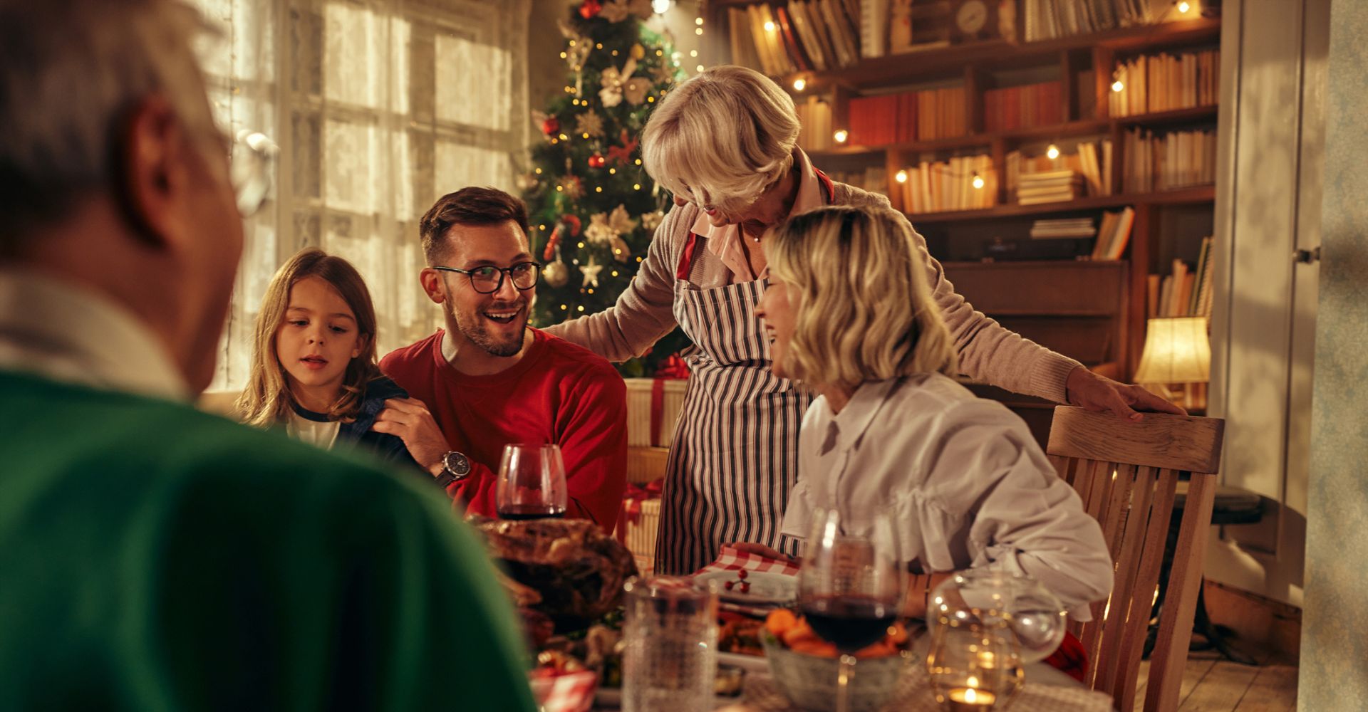 Una piccola scena imbarazzante durante la riunione di famiglia organizzata per il pranzo di Natale da una coppia con una bambina