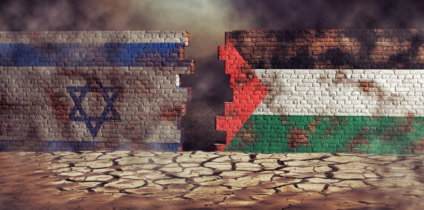Bandiere di Palestina e Israele dipinte su un muro incrinato