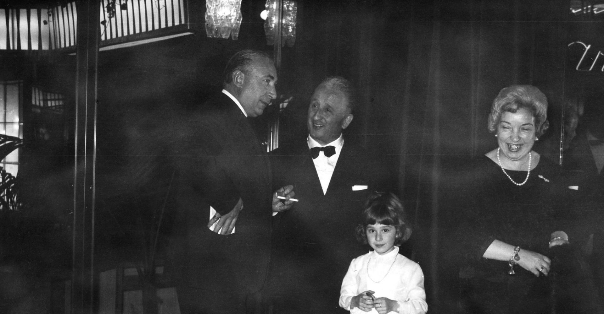 Carla fa compagnia a suo padre nell’accogliere il pubblico, 31 maggio 1963.