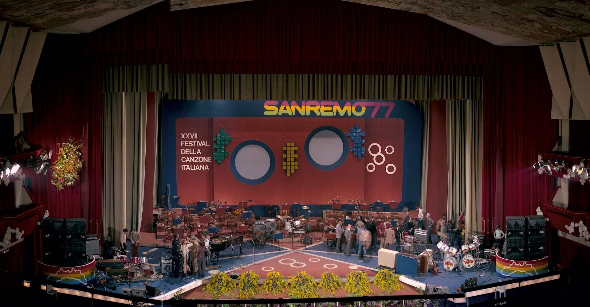 Il palco dell’Ariston pronto per il suo primo Festival della Canzone Italiana, marzo 1977.