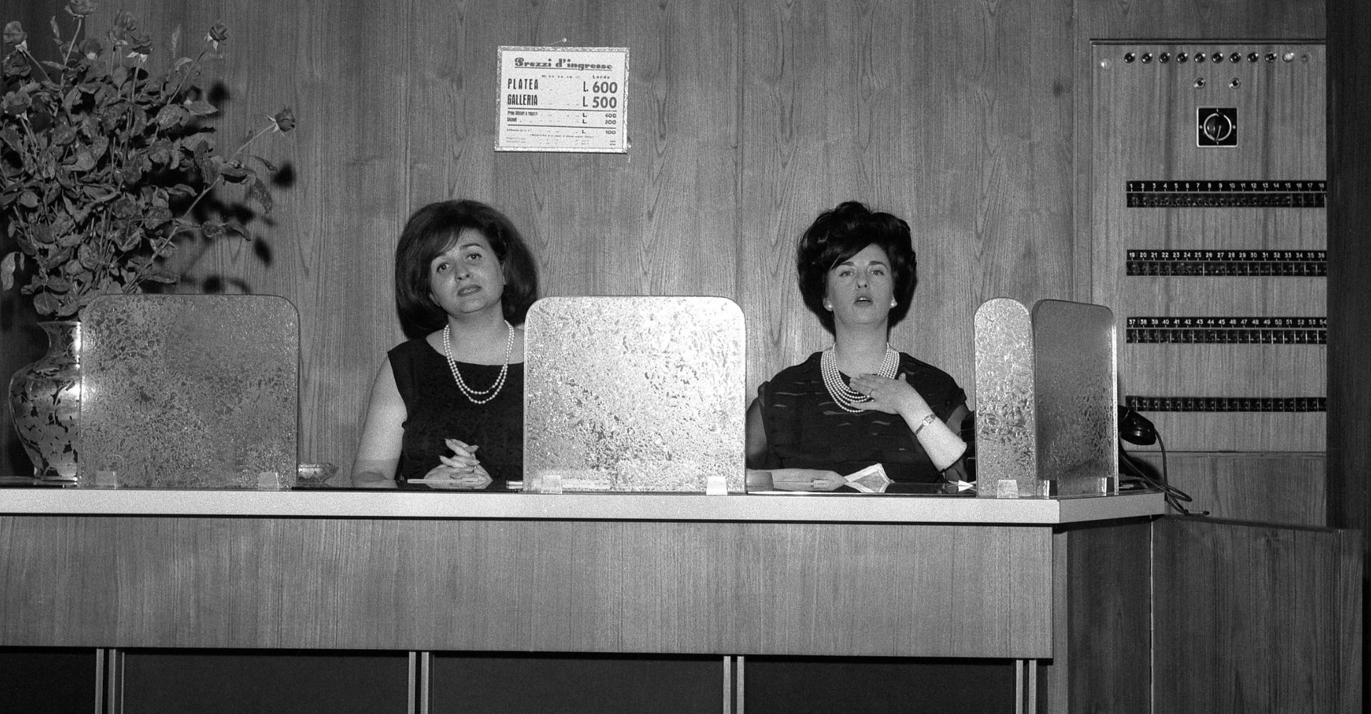 Le cassiere Adelaide Marini e Ninni Deveronico nel giorno dell’inaugurazione, 31 maggio 1963.