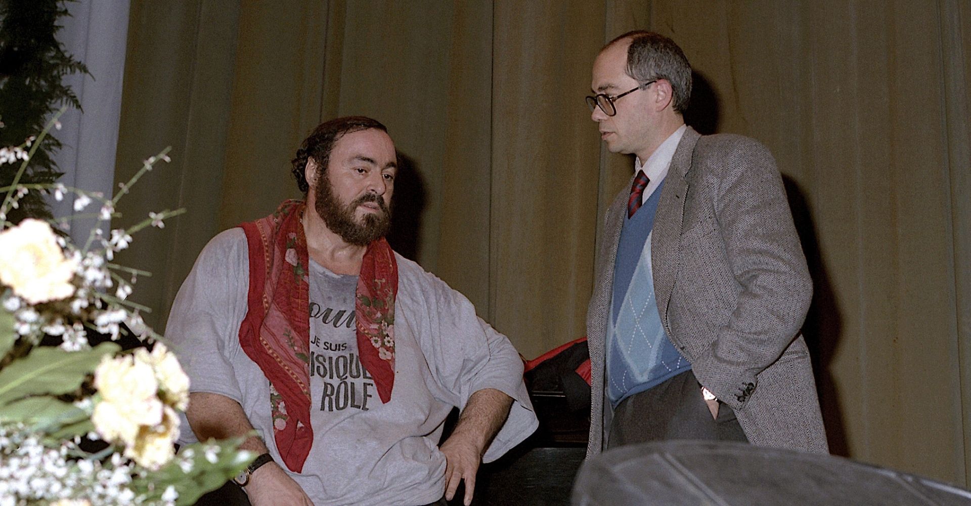 Luciano Pavarotti chiacchiera con Walter Vacchino durante le prove del suo concerto, febbraio 1988.