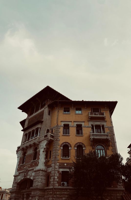 Quartiere Coppedè è a Roma, nel quartiere Trieste, peculiare per le sue costruzioni e a poca distanza dalla zona in cui l'autrice ha immaginato la storia di La reputazione,