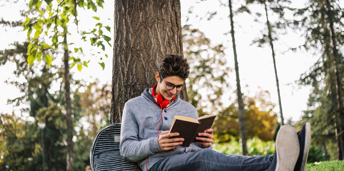 ragazzi leggono libri ragazzo adolescente lettura libro