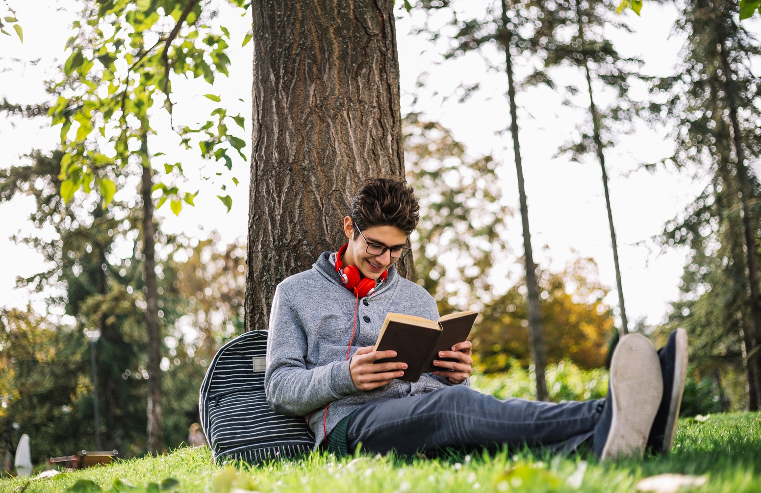 ragazzi leggono libri ragazzo adolescente lettura libro