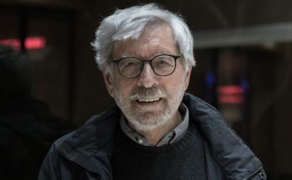 “Il vecchio al mare”, il nuovo romanzo di Starnone è un omaggio alla fragilità umana