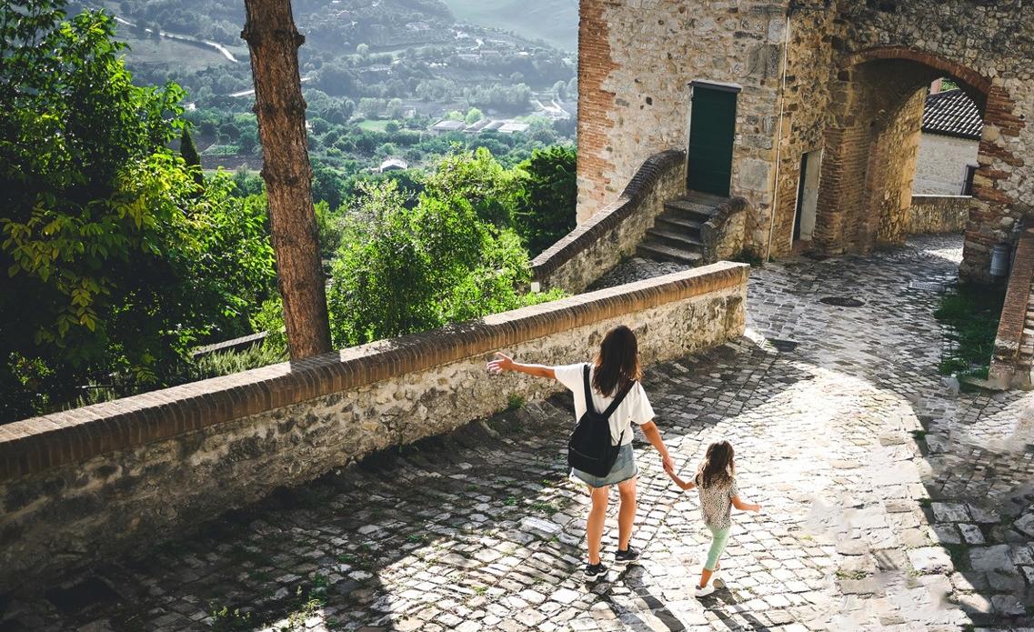Le nuove coordinate dell’arcipelago editoriale del Touring Club Italiano e la “geografia sentimentale”