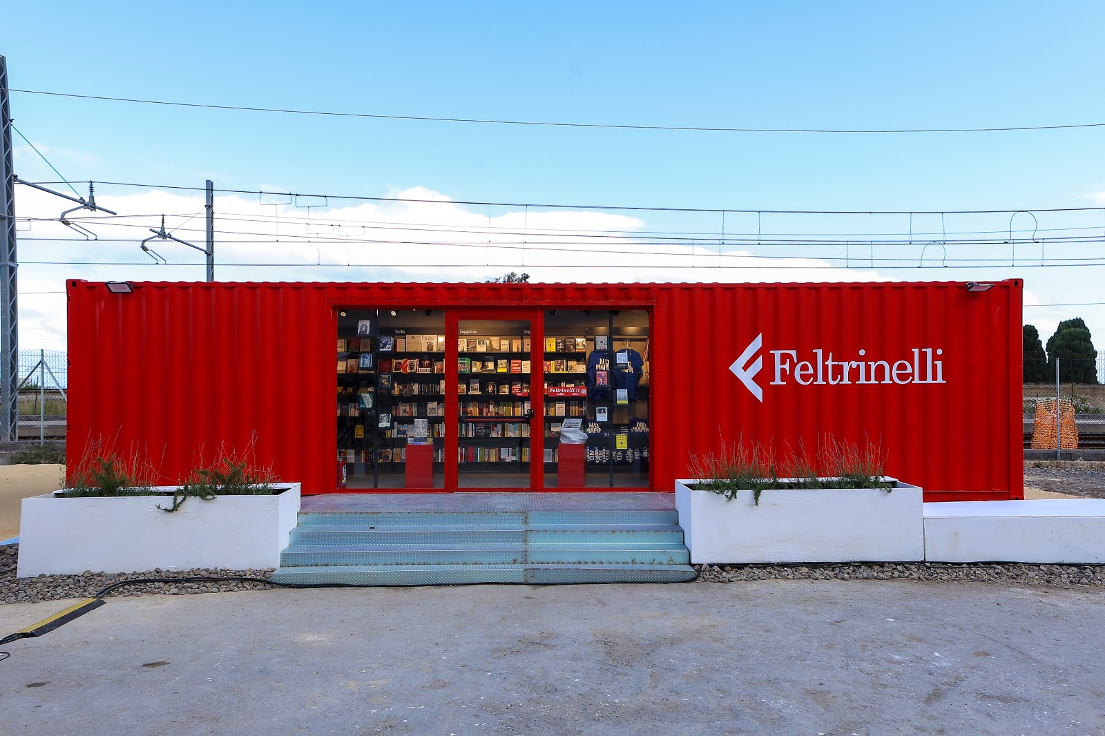 Feltrinelli Capaci, esterni