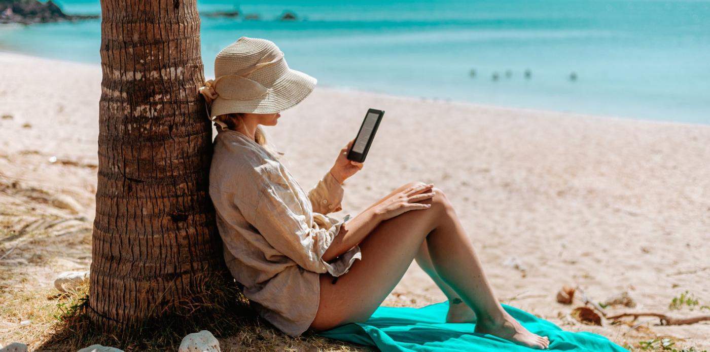 Ebook, spiaggia, mare, donna, leggere, sabbia, cappello
