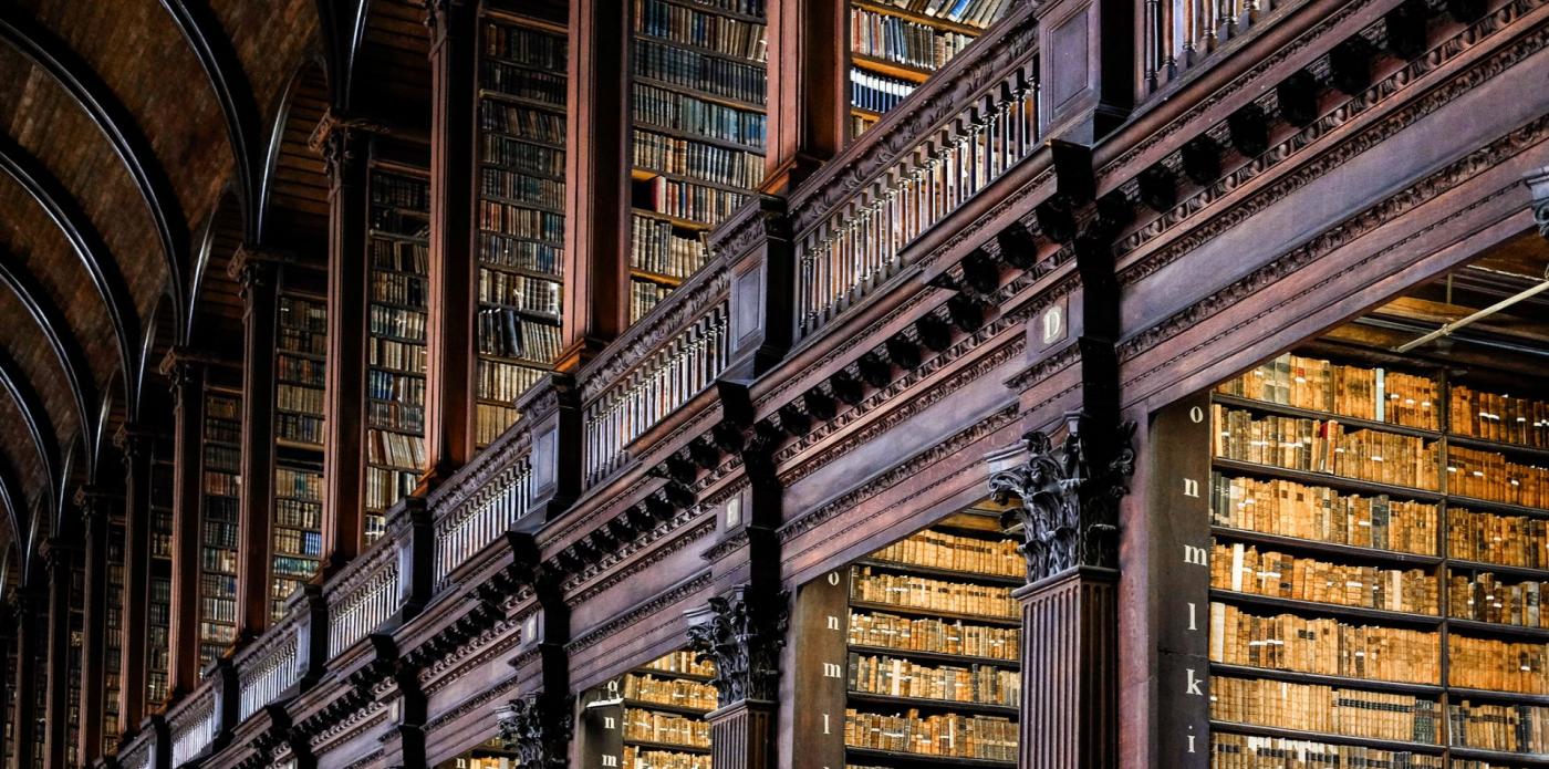 Uno scorcio della famosa Long Room, nella biblioteca del Trinity College di Dublino
