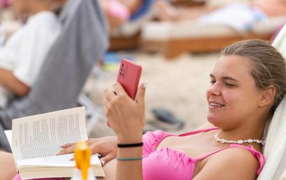Adulti che smettono di leggere per piacere, distratti e incapaci di concentrarsi