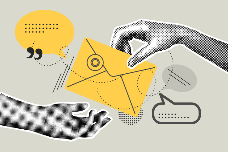 newsletter illibraio.it (nell'immagine un collage con delle mani e una busta gialla)
