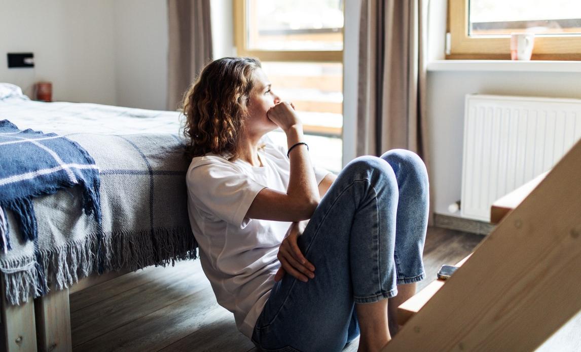 ragazza triste psicologia social online
