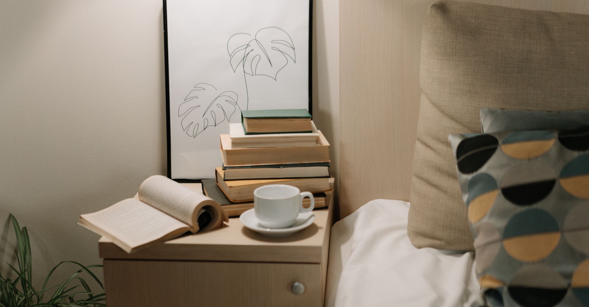 Libri da tenere sul comodino quando non riesci a dormire: consigli letterari per chi soffre di insonnia