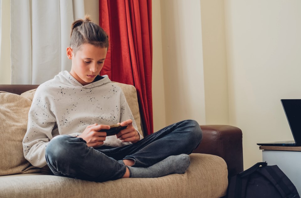 adolescenti lettura smartphone