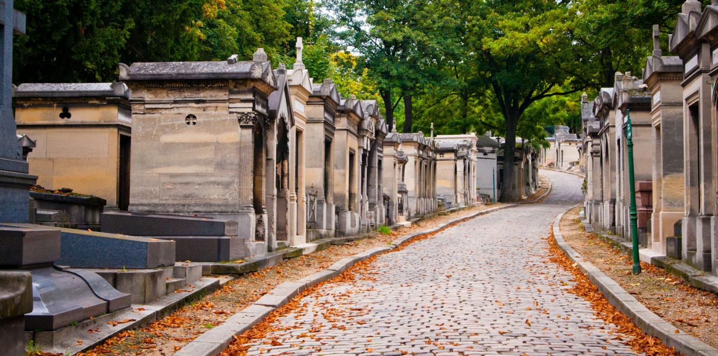 Un sentiero del cimitero del Père Lachaise a Parigi durante l'autunno