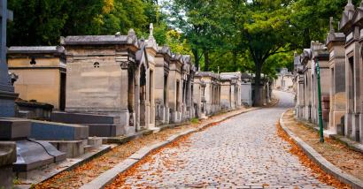 Gli epitaffi più poetici sulle tombe di scrittrici e scrittori