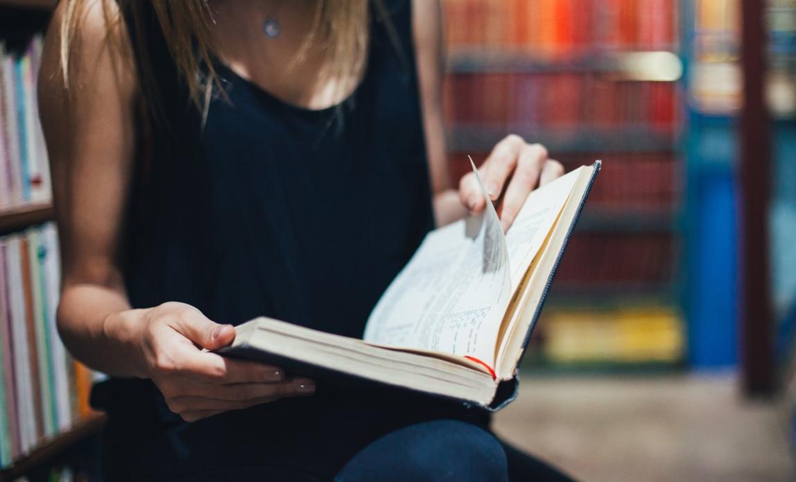 lettrice legge libri più venduti 2024