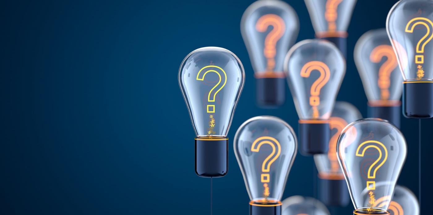 Alcune lampadine affiancate tra di loro, che hanno al loro interno un punto interrogativo