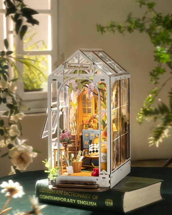 Book nook ispirato a una casetta da giardino