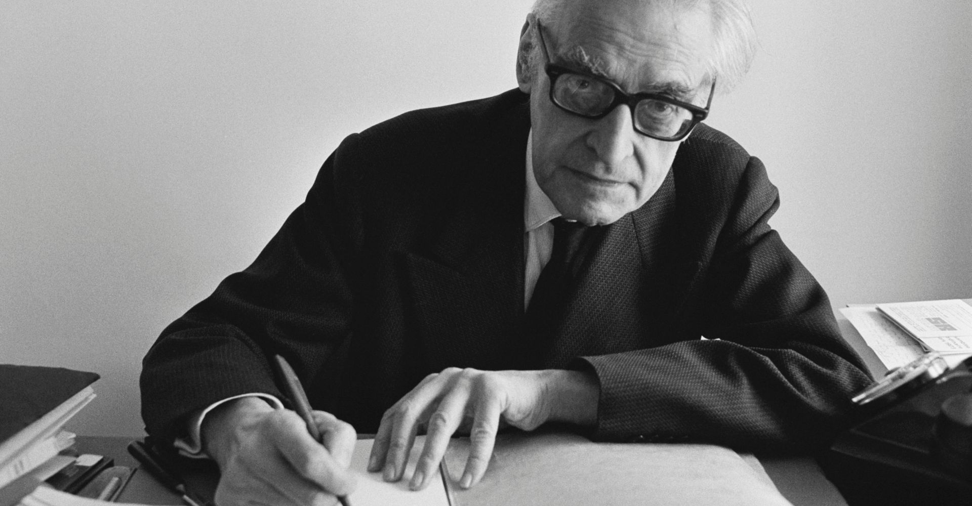 Lo scrittore Raymond Queneau, tra i fondatori dell'OuLiPo