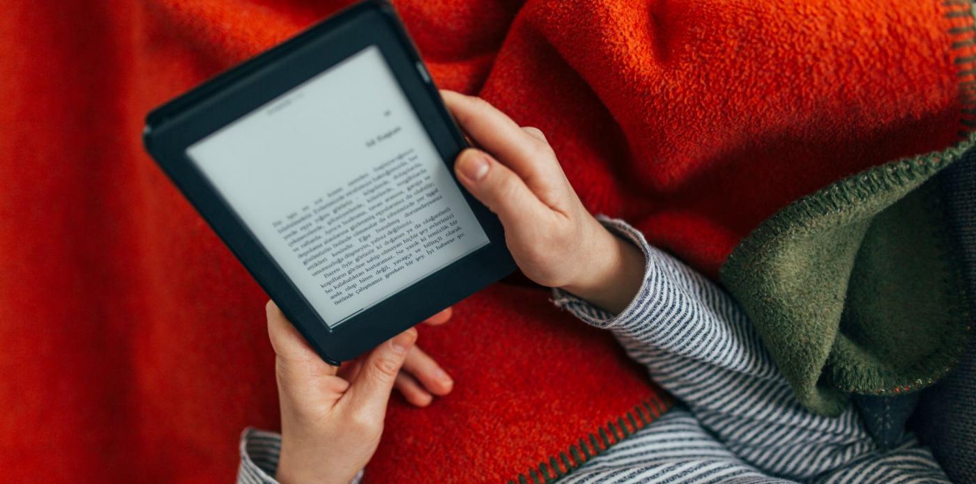 leggere, ebook, digitale, libri, inverno, donna, lettura