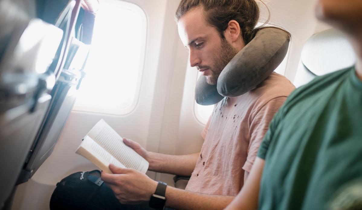 lettore legge libri libro gialli thriller in aereo