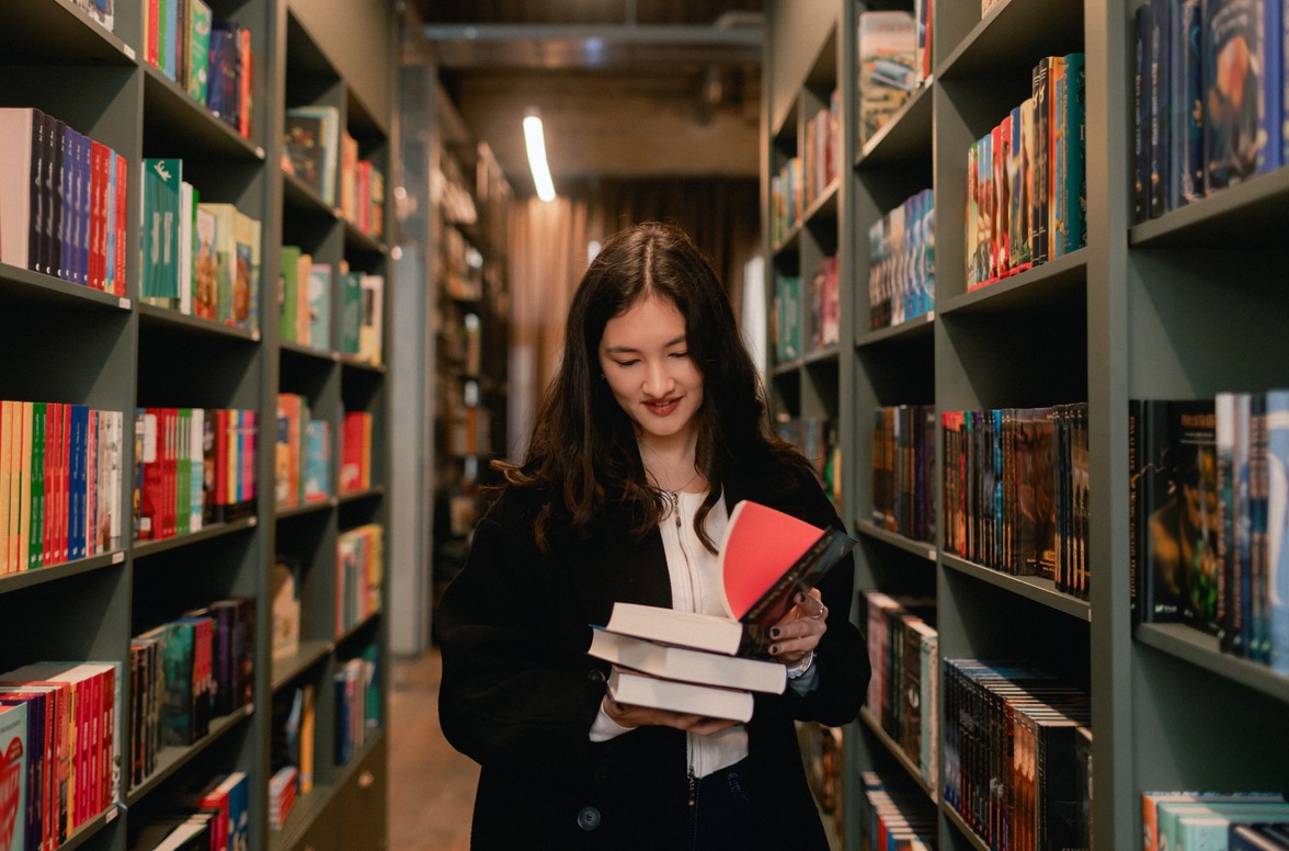 lettrice leggere libri biblioteca libreria black note