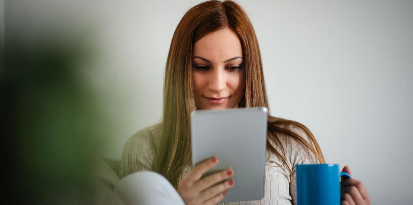 donna che legge, ebook, lettura, ebooks, lettura, libro digitale